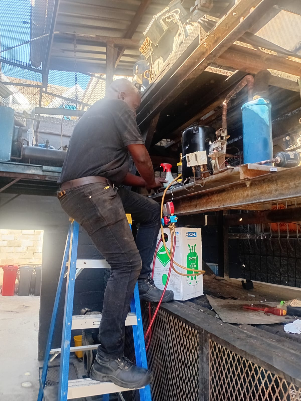 On-site refrigeration unit service