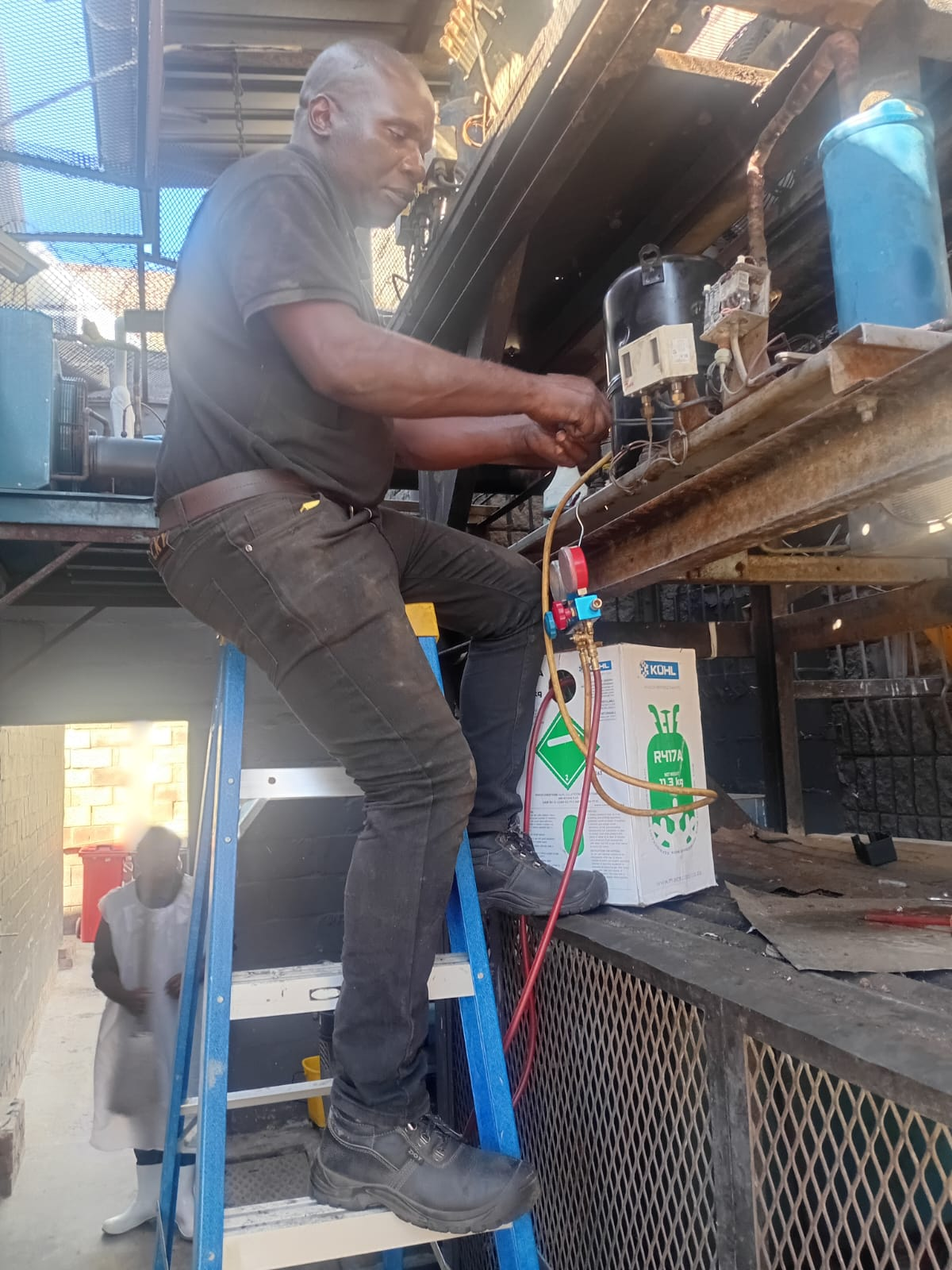 Commercial refrigeration gas refill